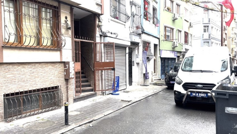 Eski sevgili dehşet saçtı: Kadının evini basıp erkek arkadaşını bıçakladı