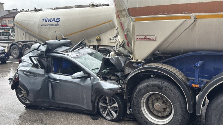 Tır ile tanker arasında sıkışan otomobil hurdaya döndü