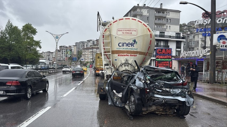 Tır ile tanker arasında sıkışan otomobil hurdaya döndü