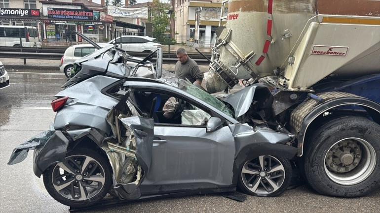 Tır ile tanker arasında sıkışan otomobil hurdaya döndü