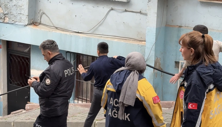 Yangında evde mahsur kalan yavru kedi kurtarıldı