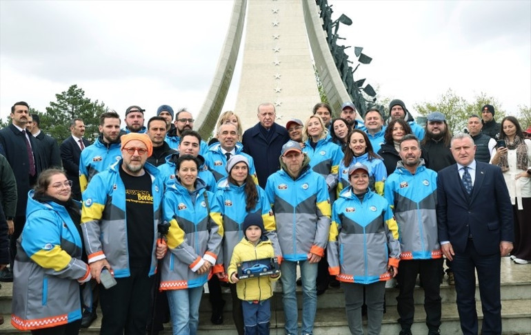 Cumhurbaşkanı Erdoğan, yarışa katılan ralli grubunu Beştepeden uğurladı