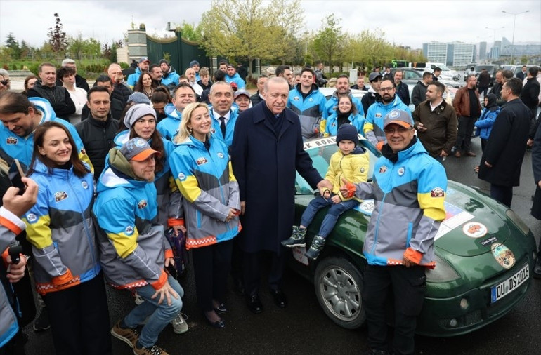 Cumhurbaşkanı Erdoğan, yarışa katılan ralli grubunu Beştepeden uğurladı