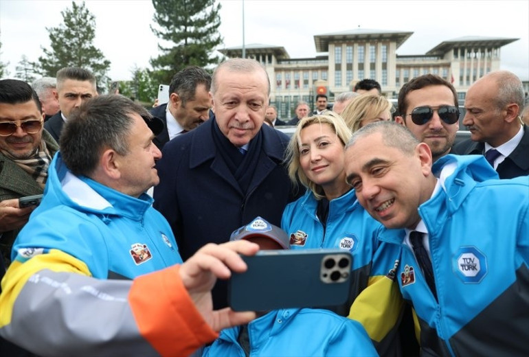 Cumhurbaşkanı Erdoğan, yarışa katılan ralli grubunu Beştepeden uğurladı
