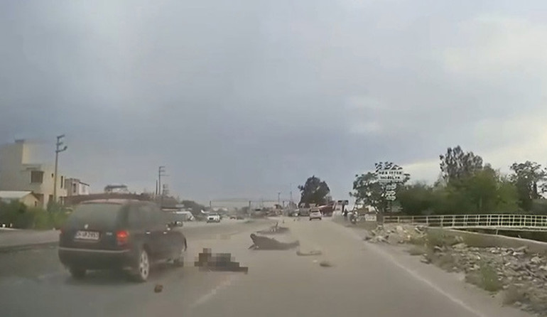 Hatayda otomobilin motosiklete çarptığı kaza kamerada