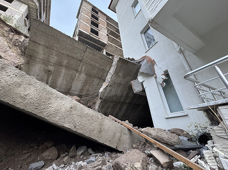 Sağanak yağış sonrası istinat duvarı çöktü: 3 katlı apartman ve özel anaokulu tahliye edildi Sabaha karşı bir gürültüyle uyandık