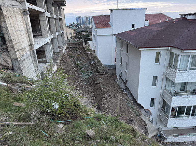 Sağanak yağış sonrası istinat duvarı çöktü: 3 katlı apartman ve özel anaokulu tahliye edildi Sabaha karşı bir gürültüyle uyandık