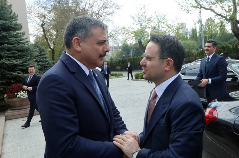 Bakan Gürlekten Bakan Çiftçiye ziyaret