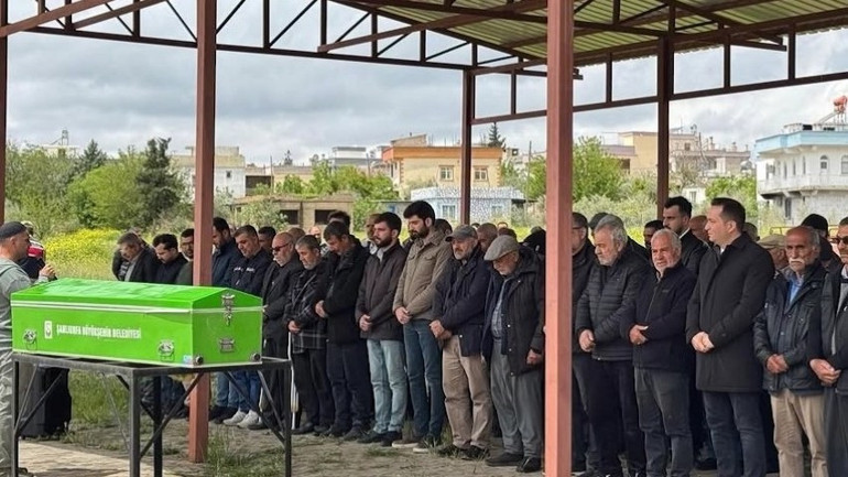  Genç kız gözyaşları içinde toprağa verildi