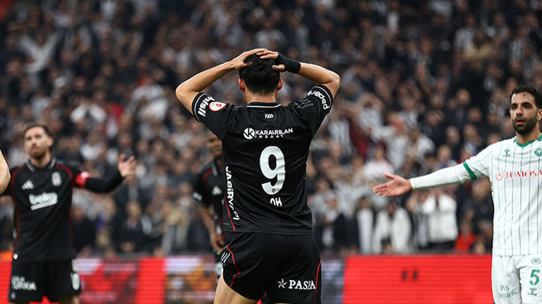 Beşiktaşta Sergen Yalçına sert tepki: Taraftar istifa dedi, su şişesi fırlattı