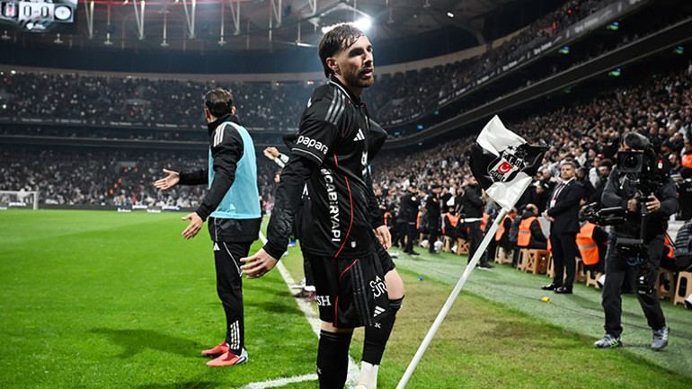 Beşiktaşta Sergen Yalçına sert tepki: Taraftar istifa dedi, su şişesi fırlattı