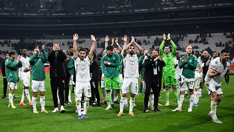 Beşiktaşta Sergen Yalçına sert tepki: Taraftar istifa dedi, su şişesi fırlattı