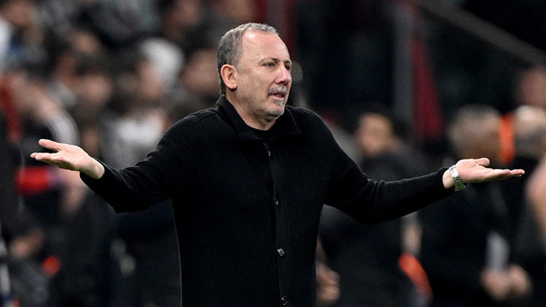 Beşiktaşta Sergen Yal&ccedil;ına sert tepki: Taraftar istifa dedi, su şişesi fırlattı