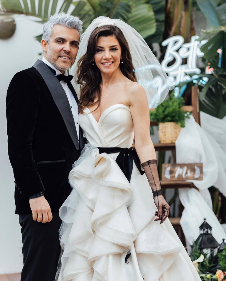 Gökçe Bahadır eşinin yazdığı şarkıyı söyledi