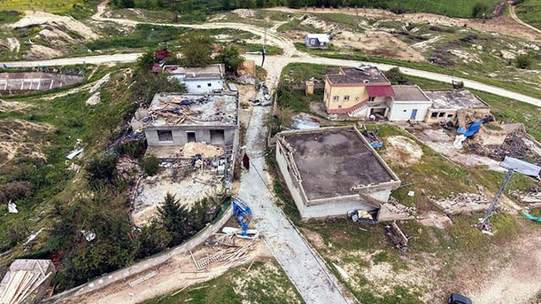 Sağanak ve fırtınadan evi çöktü Yaşadığı korkuyu anlattı: Silah sıktılar sandım, baktım evim yıkıldı