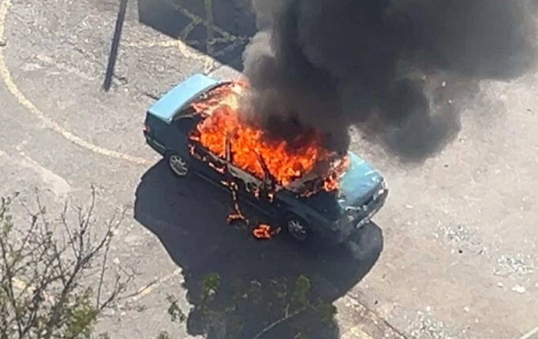 Sokağa park edilen otomobil 4 gün sonra alev alev yandı