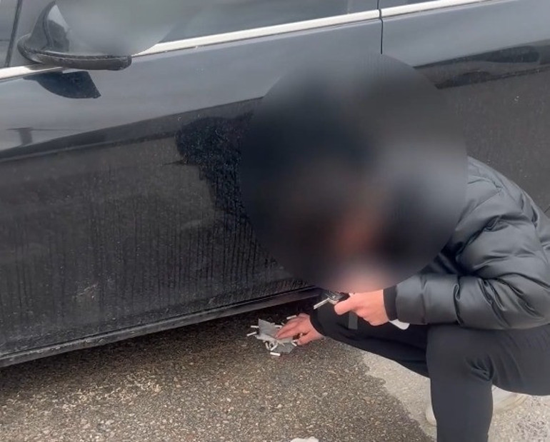 Ekipler fark edince müdahale gecikmedi Yaptığına pişman oldu; hepsini tek tek yerden topladı