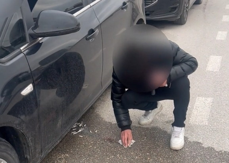 Ekipler fark edince müdahale gecikmedi Yaptığına pişman oldu; hepsini tek tek yerden topladı