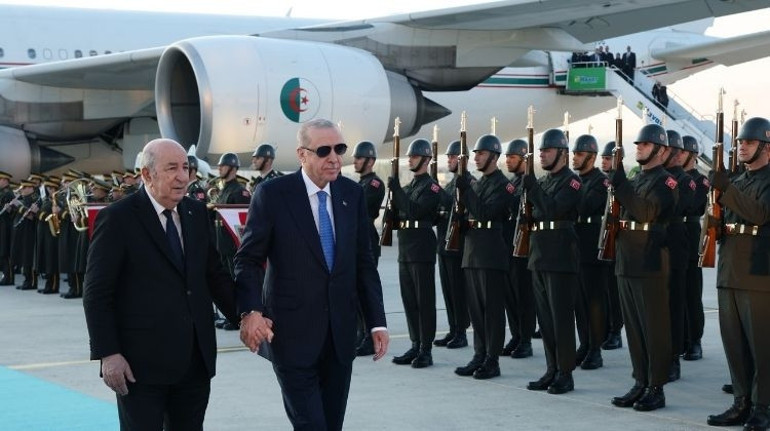 Cumhurbaşkanı Erdoğan, Cezayirli mevkidaşı Tebbunu havalimanında karşıladı