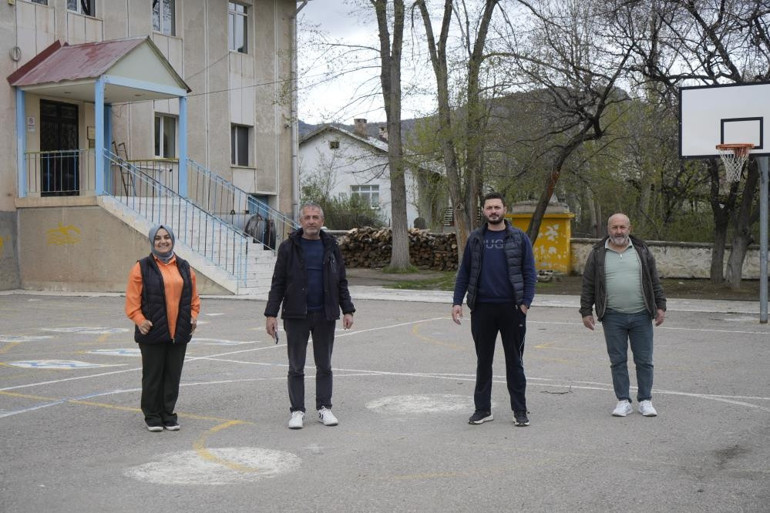 Yaylalardan sonra köylere indiler: Çocuklarını korumak için nöbet tutuyorlar Balkona çıktığımda karşı karşıya kaldım