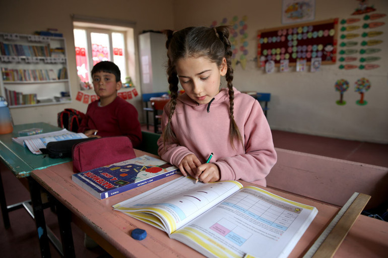 Mezrada bir eğitim hikayesi... Kevser öğretmen ve Yusuf ile Melek