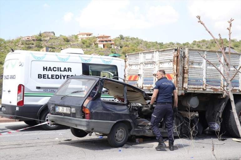 Feci kazada anne öldü, oğlu ağır yaralı