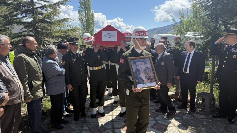 Bir vefa hikayesi Silah arkadaşı tesadüfen fark etmişti: Şehidin naaşı 61 yıl sonra baba ocağında