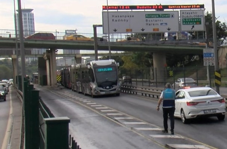 Üsküdar’da metrobüsün motor kısmında çıkan yangın söndürüldü
