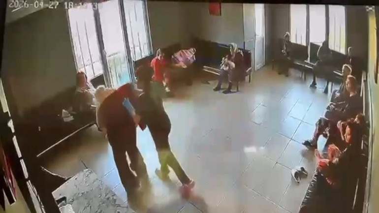  Önce yere düşürdü sonra darbetti Sosyal medyada tepki yağıyor... 4 gözaltı