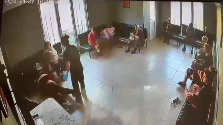 Yaşlı bakımevinde skandal görüntüler: Önce yere düşürdü sonra darbetti Sosyal medyada tepki yağıyor... 4 gözaltı