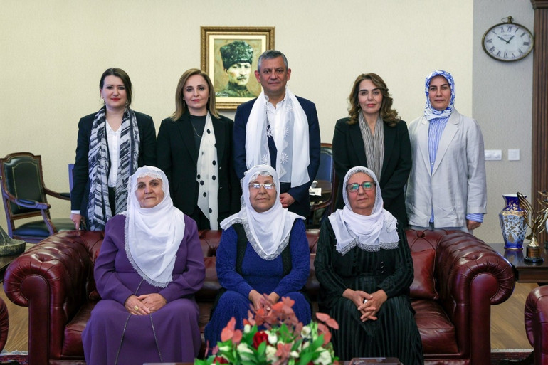 CHP Genel Başkanı Özgür Özel, Barış Annelerini kabul etti