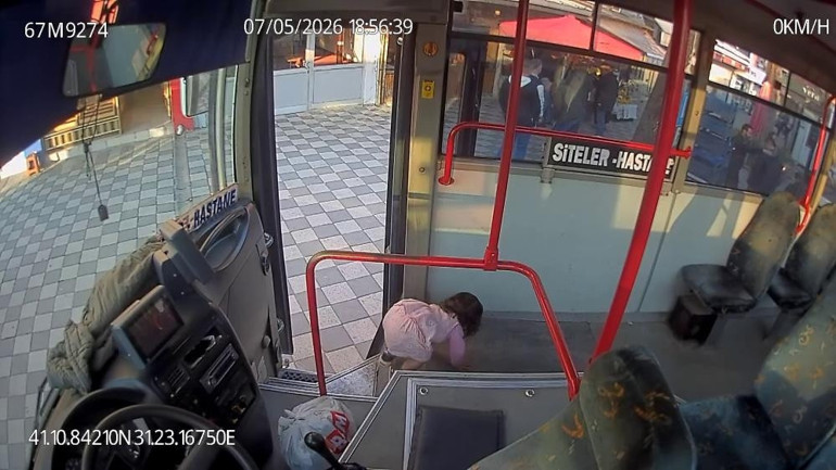 Emekleyerek otobüse bindi, şoför fark etti Ağlamasa sabaha kadar otobüste kalabilirdi