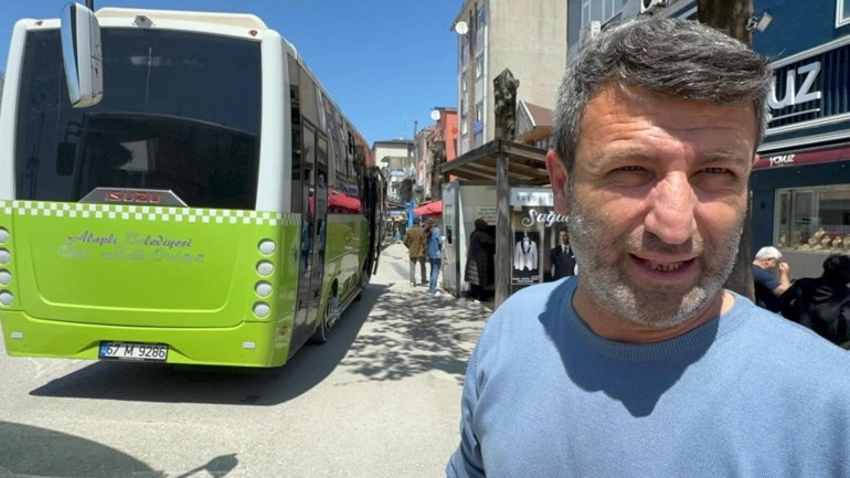 Emekleyerek otobüse bindi, şoför fark etti Ağlamasa sabaha kadar otobüste kalabilirdi