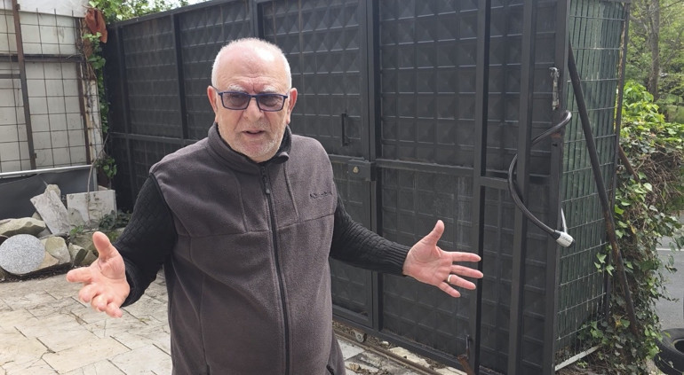  Sırtımda odun kırdı