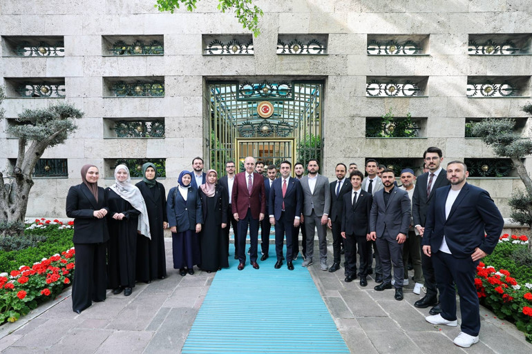 TBMM Başkanı Kurtulmuş, yurt dışındaki genç sivil toplum kuruluşu temsilcilerini kabul etti