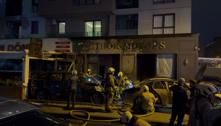Kadıköy’de oto galeride yangın