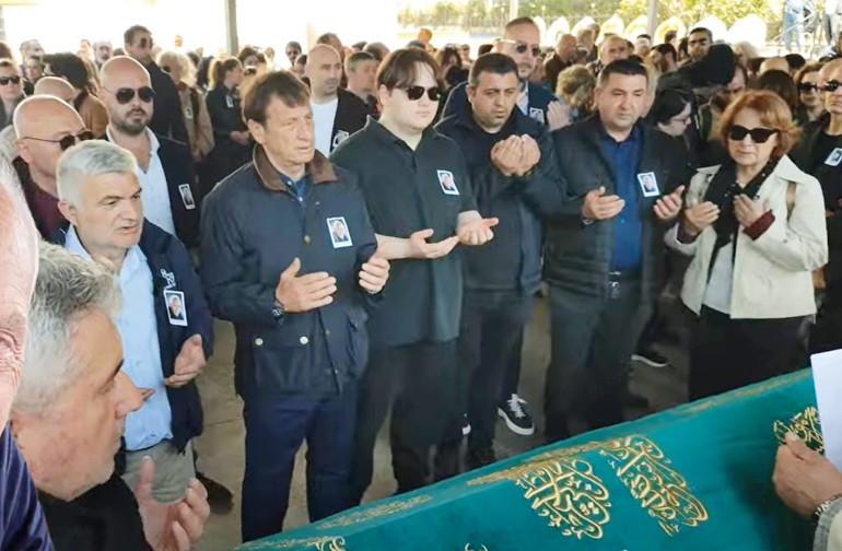 Eski eşler cenazede buluştu