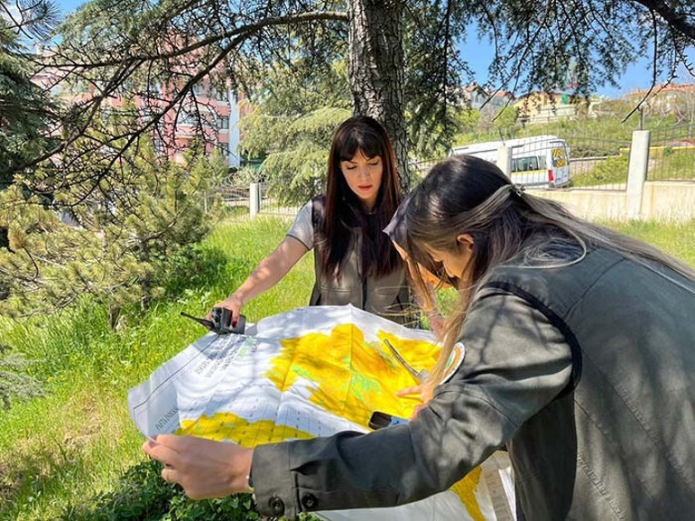 Onlara ormanın melekleri diyorlar Yazın köz üstünde, kışın buz üstündeyiz