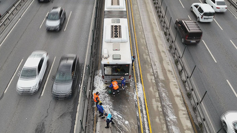 Duraklarda yolcu yoğunluğu oluştu