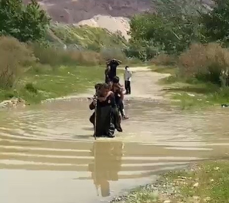  İtfaiyeciler sırtlarında taşıyıp kurtardı