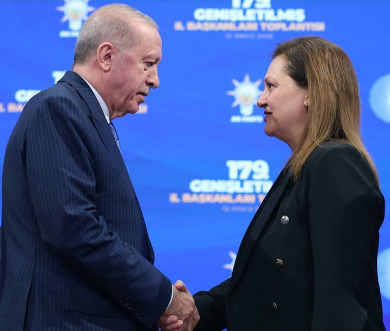 Afyonkarahisar Belediye Başkanı Burcu Köksal AK Partiye katıldı | Rozetini Cumhurbaşkanı Erdoğan taktı... İşte Köksalın ilk açıklaması