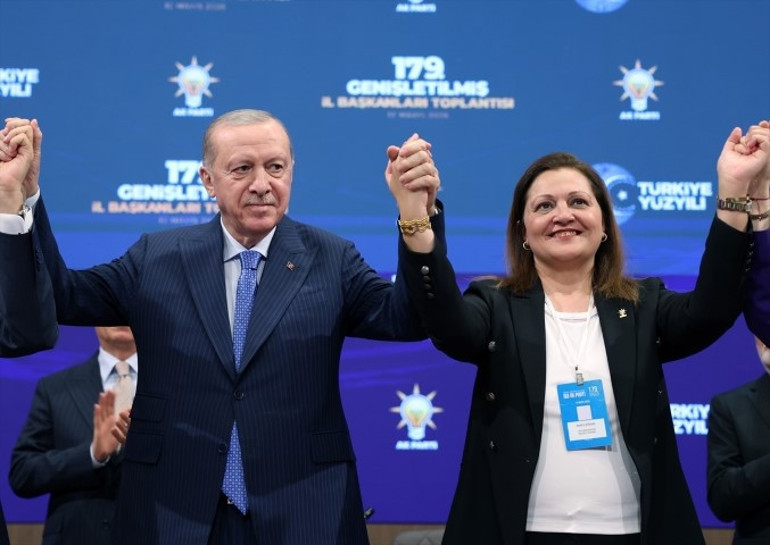 Afyonkarahisar Belediye Başkanı Burcu Köksal AK Partiye katıldı | Rozetini Cumhurbaşkanı Erdoğan taktı... İşte Köksalın ilk açıklaması