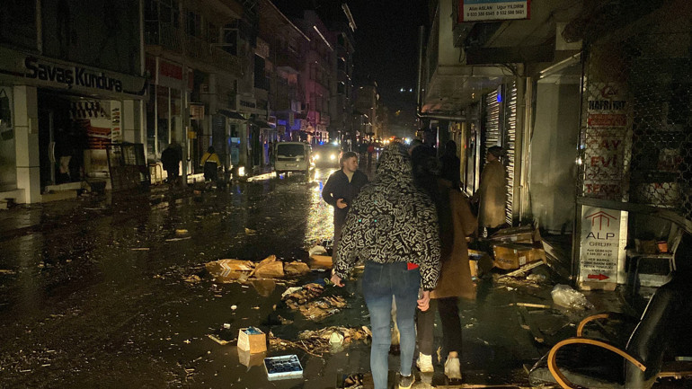 Samsunda sağanak sonrası oluşan selde hafif yaralanan 12 kişi hastaneye kaldırıldı