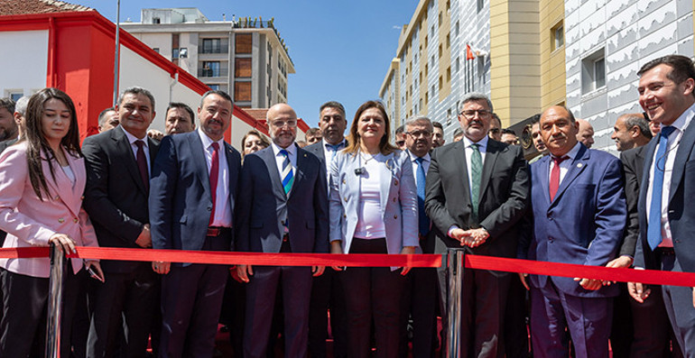 AK Partiye geçen Başkan Burcu Köksala coşkulu karşılama: Yeni bir döneme adım attık