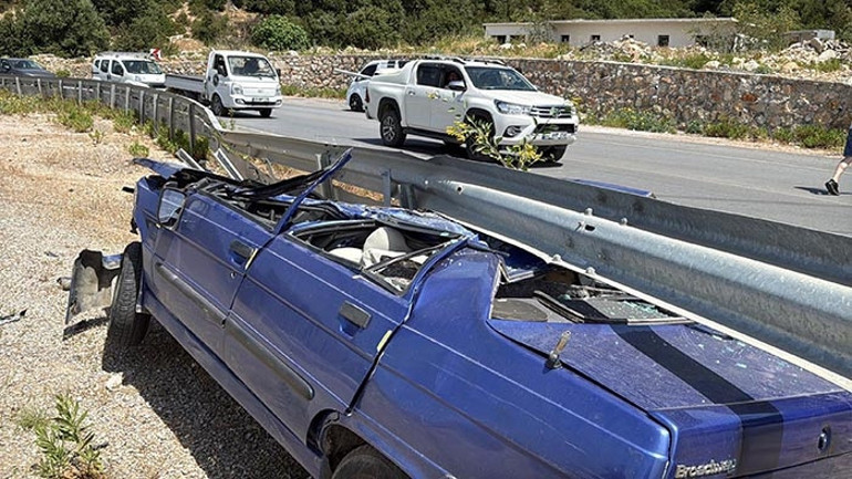  Hurdaya dönen otomobilden sağ çıktı