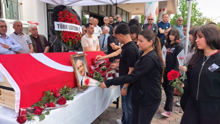 Öğrenciler de öğretmenler de gözyaşlarına boğuldu