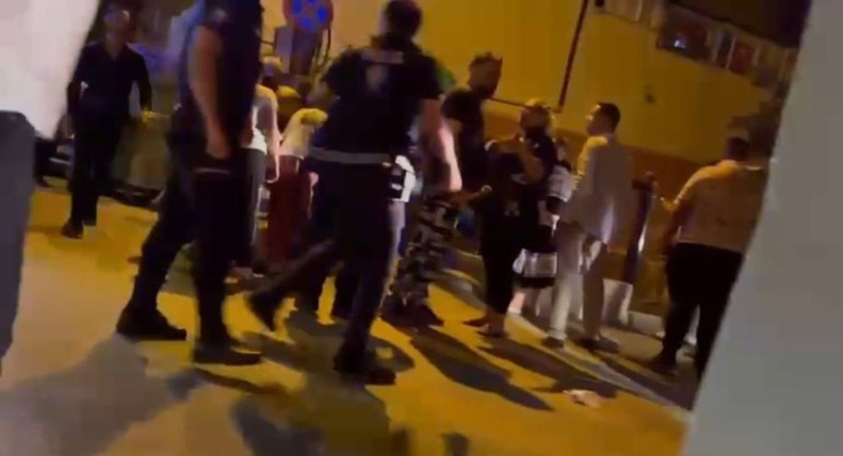 Çocuğunun gözü önünde öl, öl diyerek bıçakladı