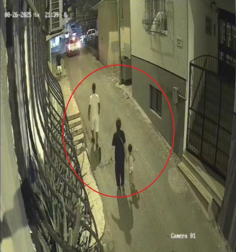 Çocuğunun gözü önünde öl, öl diyerek bıçakladı