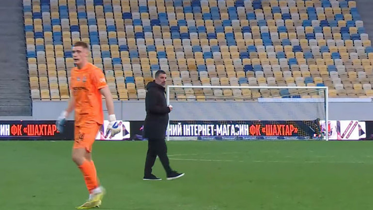 Arda Turanlı Shakhtara saldırı alarmı Siren sesi maçı durdurdu