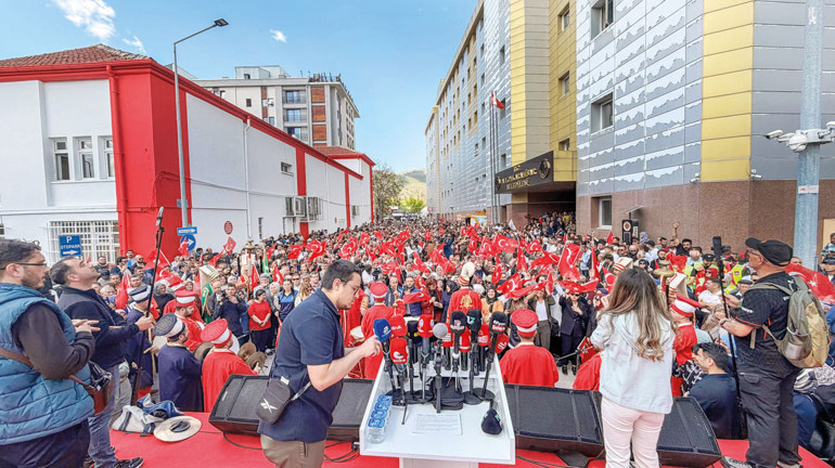 Burcu Köksal’a mehterli karşılama